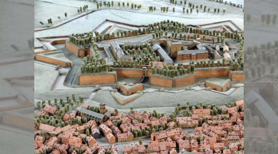 Plan relief avec L'église Notre-Dame de la Réal au pied de l'entrée de la citadelle.