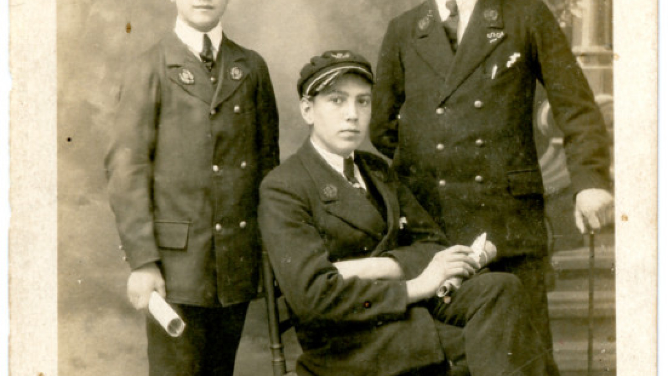 Collégiens du Collège de Perpignan, en habit (collection Simonne Chiroleu-Escudier)