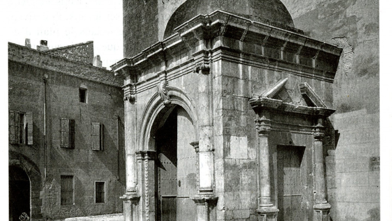Photographie de Mieusement, vers 1890. Au fond, à gauche, l’entrée de l’ancien hôpital des pauvres devenu Miséricorde.