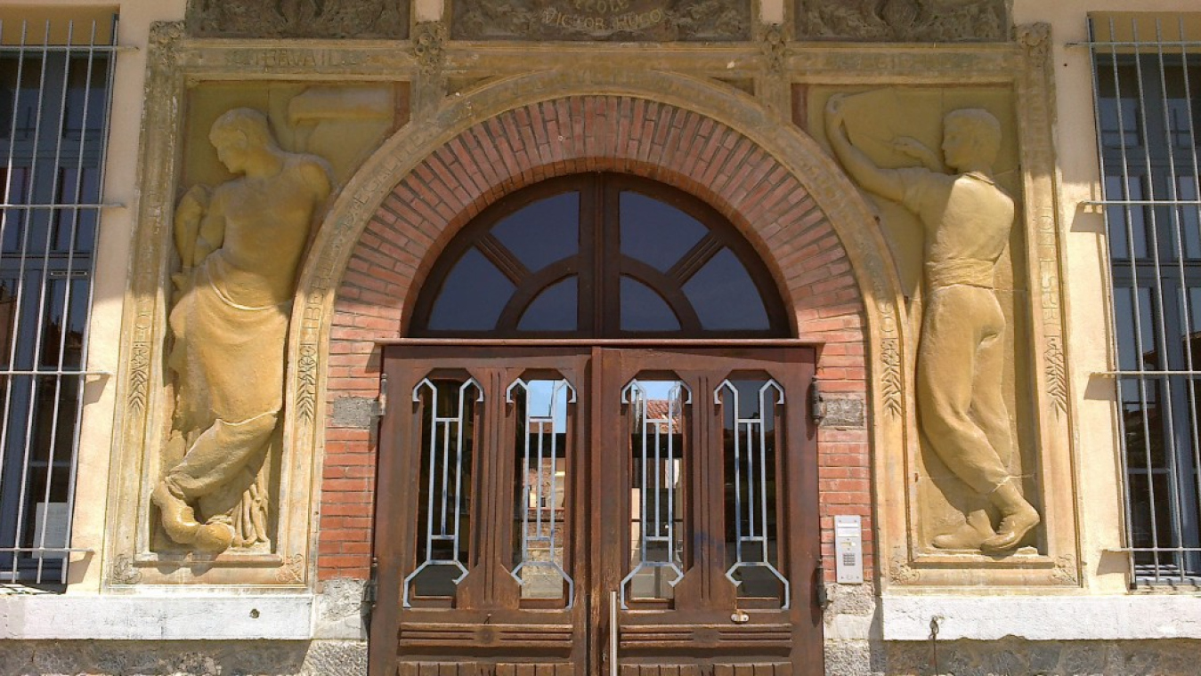 Porte principale du collège Jean Moulin, bas-reliefs de Gustave Violet : Semeuse et Laboureur.
