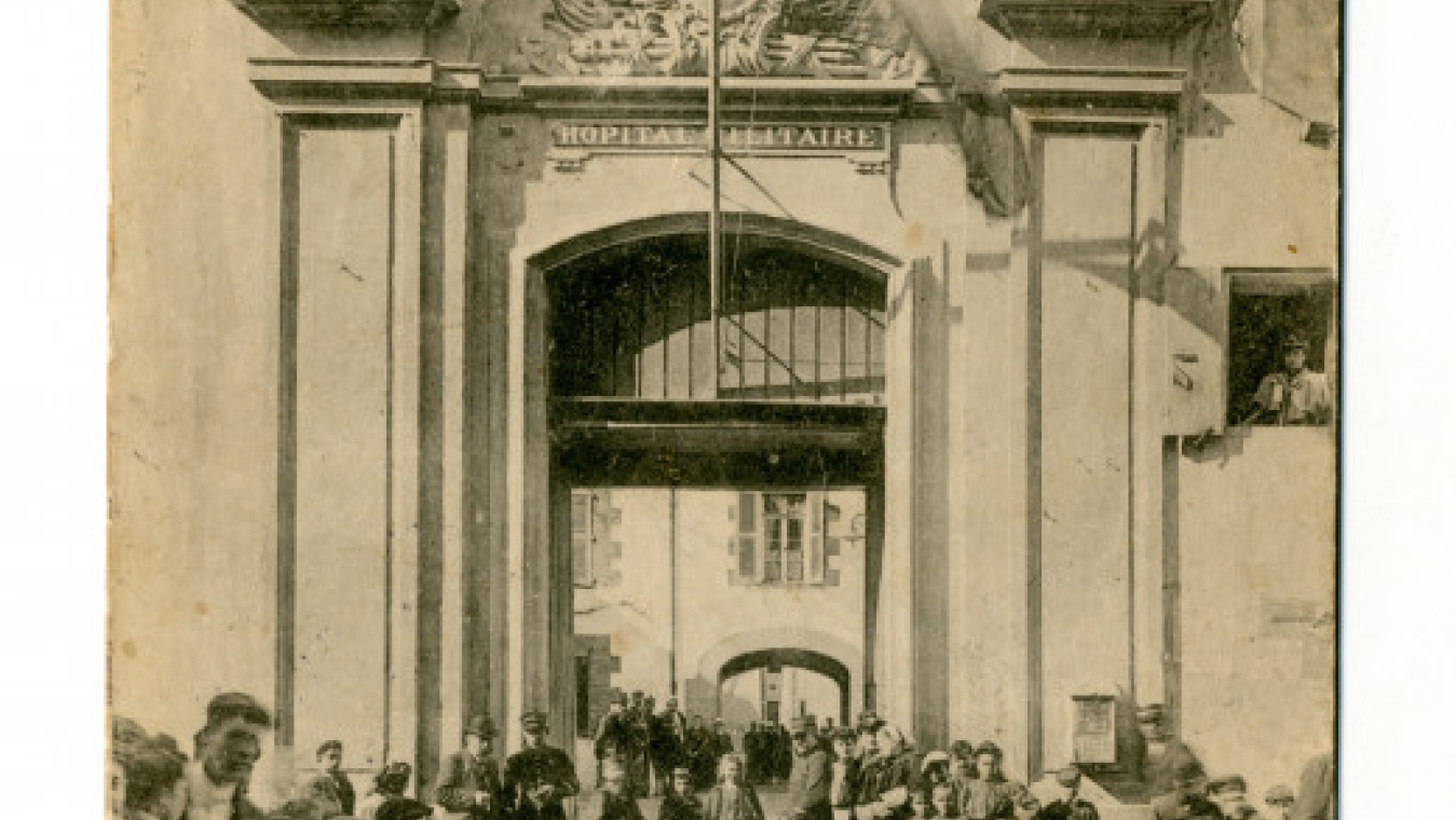 Façade de l'hôpital militaire, rue Foch, coll. CCC