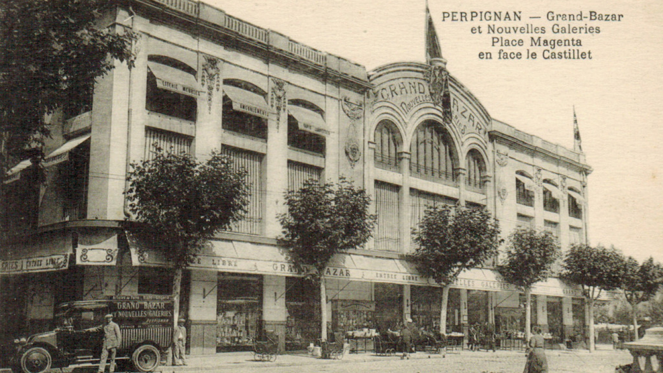 Place Magenta en face le Castillet. Grand-bazar et Nouvelles Galeries-(Collection club cartophile catalan)