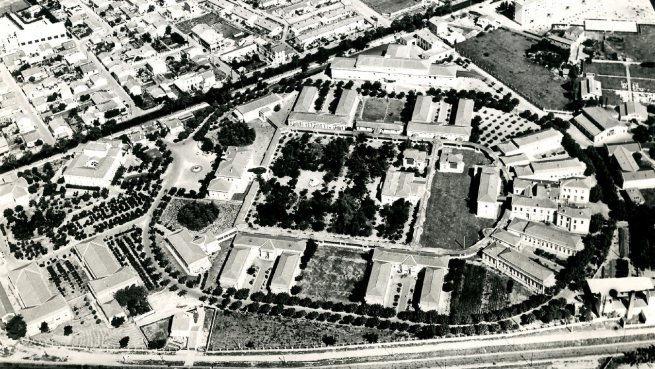 Vue aérienne de l’hôpital Saint-Jean, milieu du XXe siècle, coll CHG
