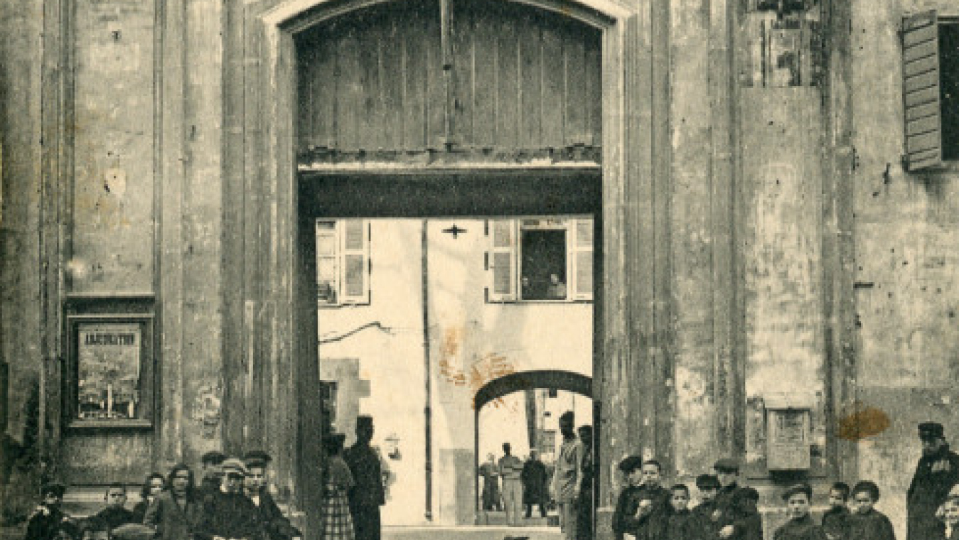 Porte d’entrée de l’hôpital militaire de Perpignan, rue Grande St-Martin (rebaptisée rue Foch en 1918)