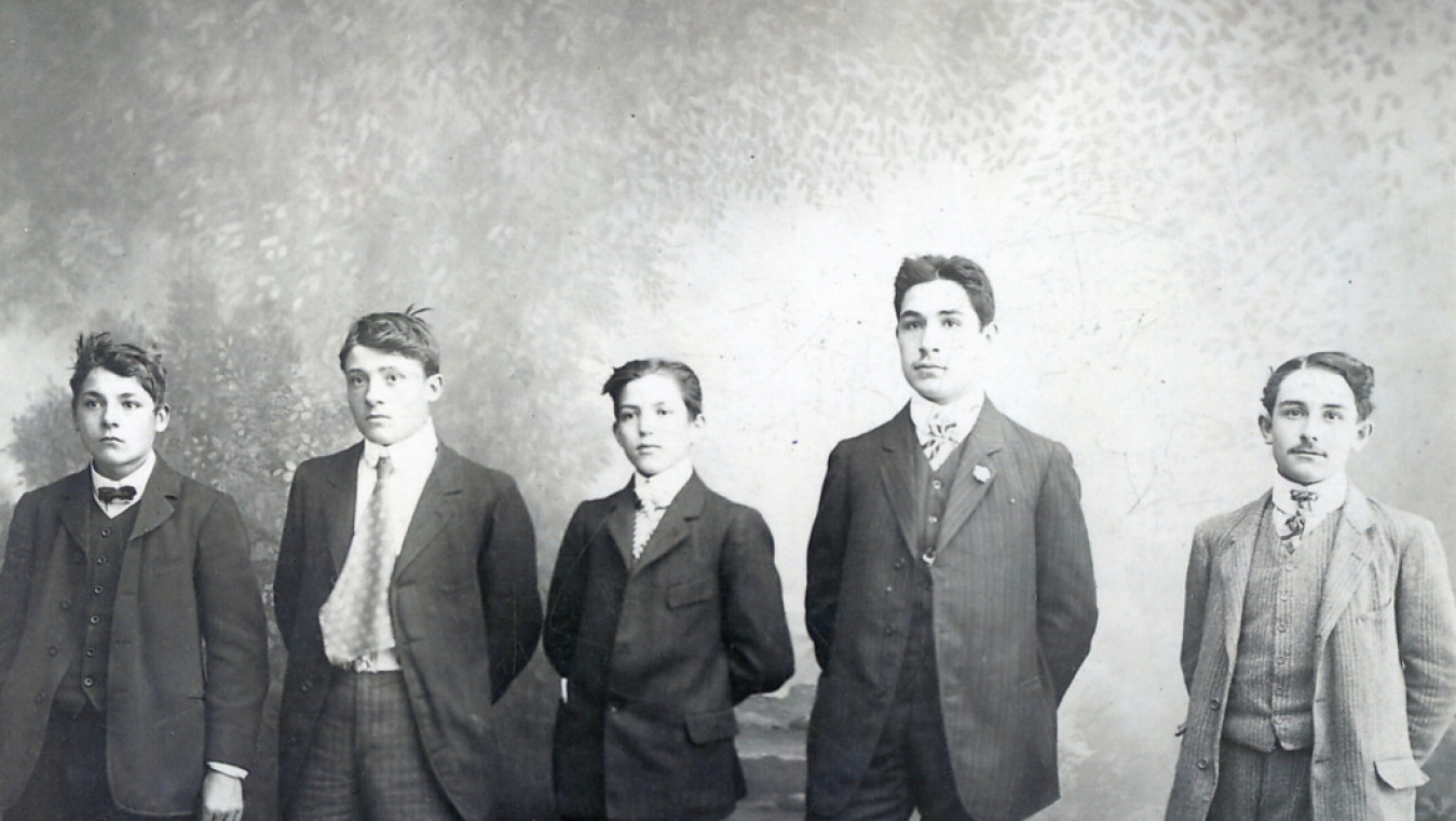 Des Collégiens dans les années 1905-1910. Au centre Aimé Giral. Fonds virtuel Gravas, arcives municipales Camille Fourquet