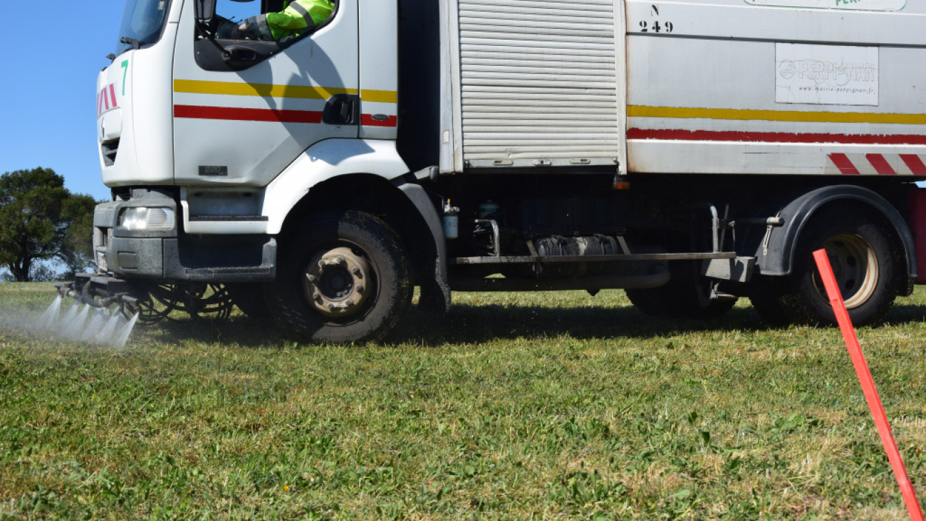 Camion arrosant les parcelles afin d’optimiser la qualité de la réceptivité des réponses électriques.réponses élec