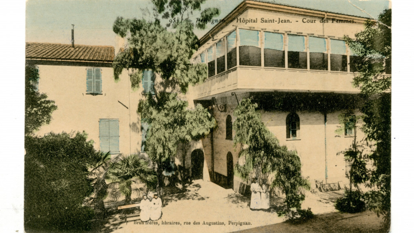 Cour des femmes de l’hôpital civil, vers 1900, coll CCC