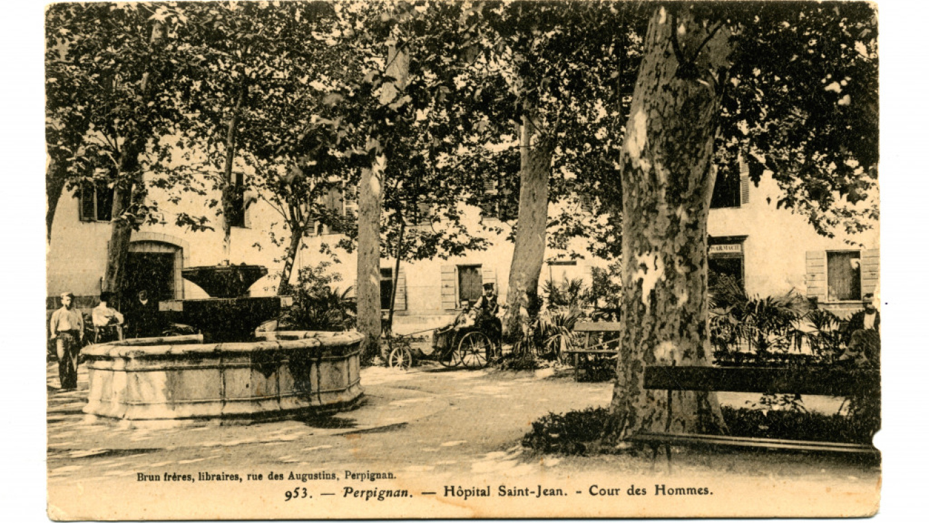 La fontaine de l’hôpital Saint-Jean dans la cour de l’hôpital civil, rue du Collège (actuelle rue Zamenoff), coll. CCC.