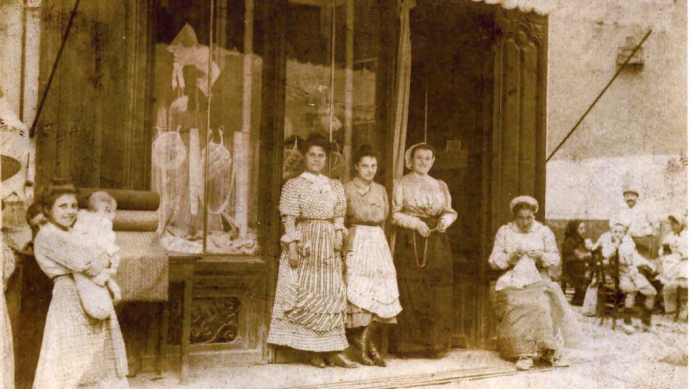 Un magasin dans une rue de Perpignan. ( Collection club cartophile catalan)