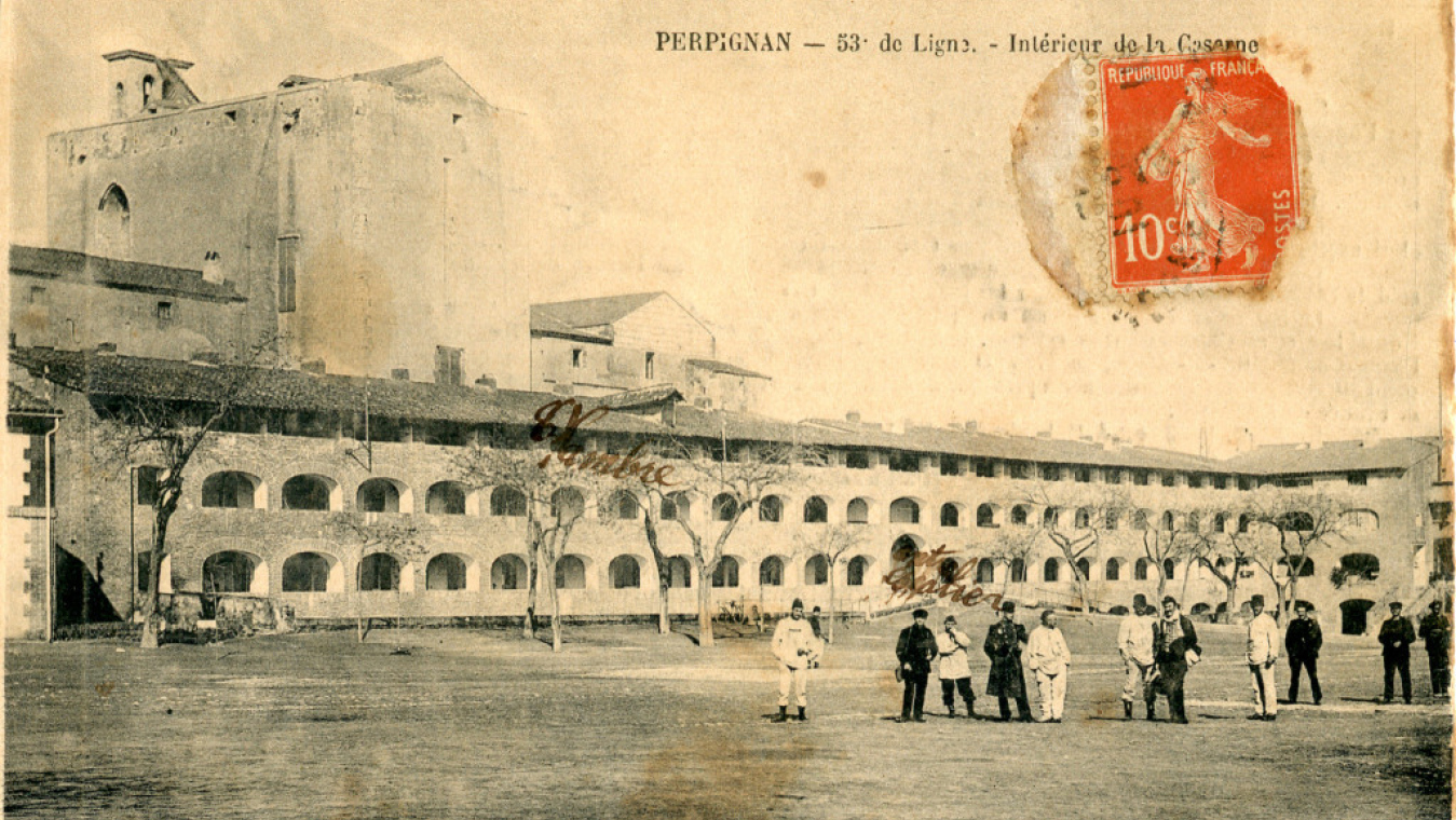 Intérieur de la caserne de la Citadelle (collection club cartophile catalan)