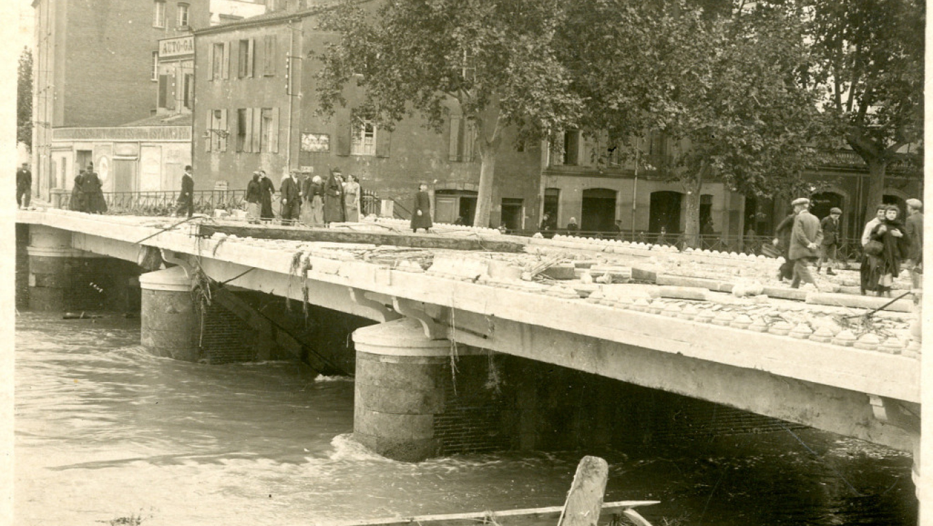 Le pont de guerre après l'inondation du 26 oct 1915. (Collection Michelle Pernelle)
