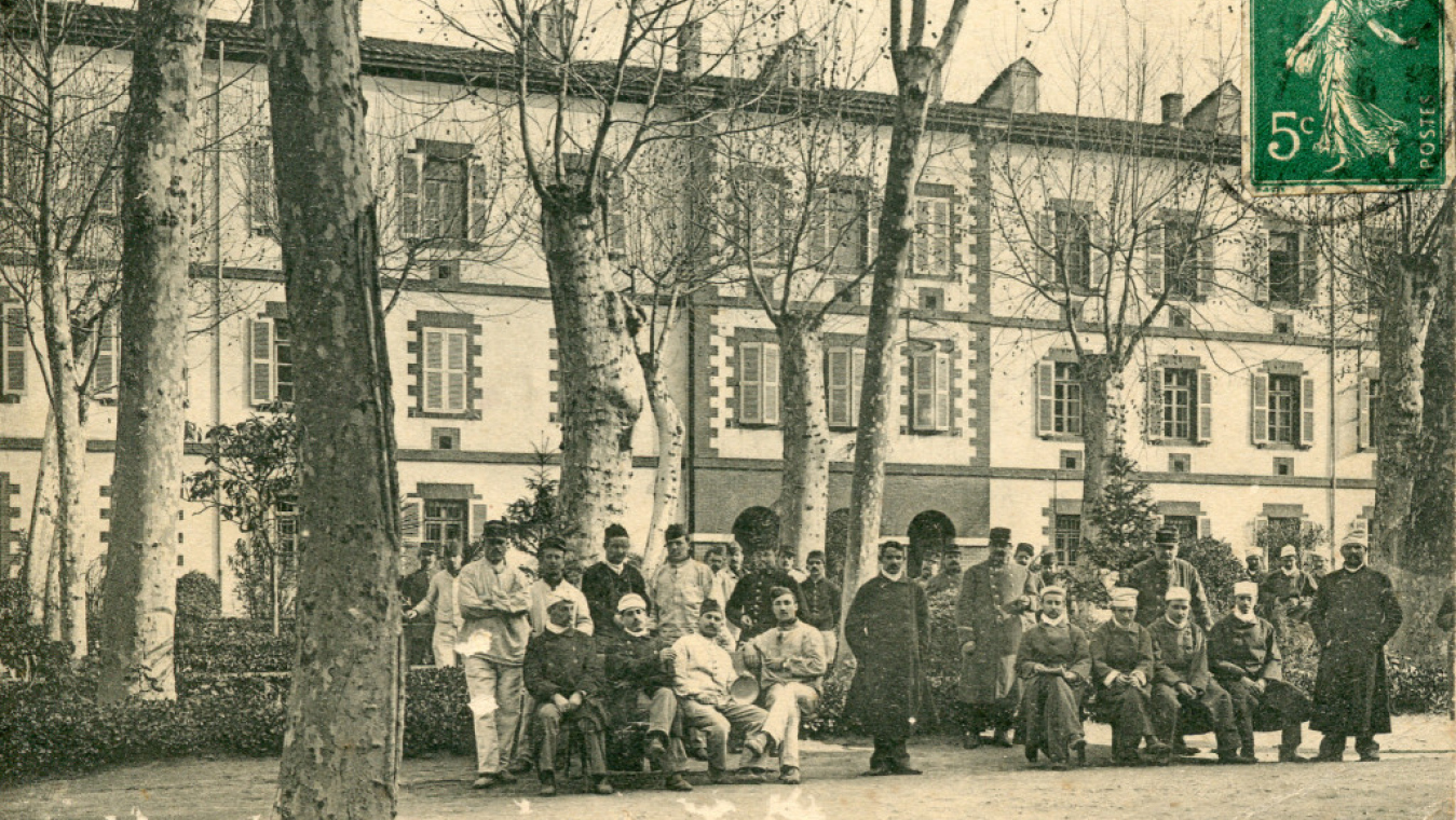 Intérieur de l’hôpital militaire- Des blessés dans le jardin – (collection club cartophile catalan)