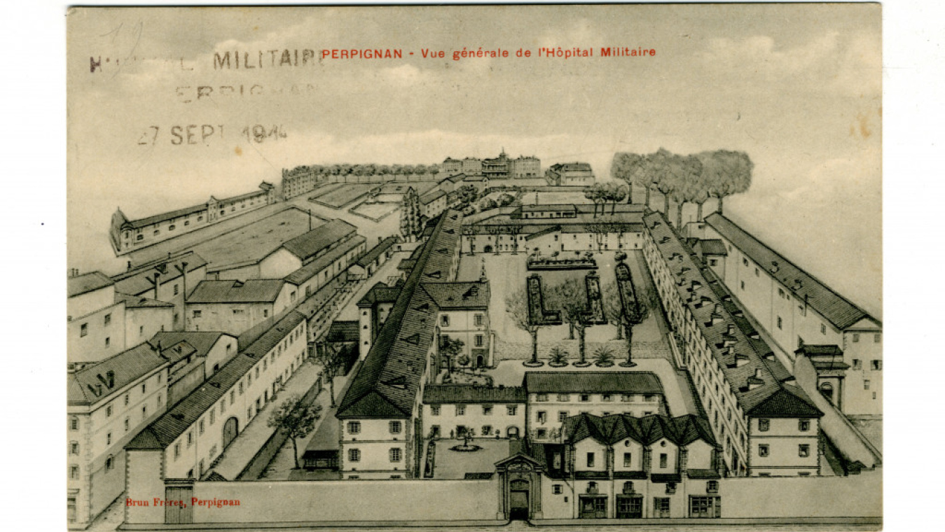 Vue de l'hôpital militaire. A droite, l'entrée et une partie des bâtiments de l'hôpital civil.(coll. CCC)