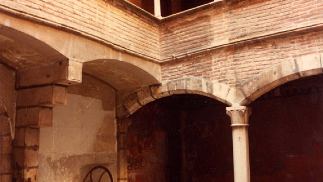 Cour intérieure (photographie couleur des années 1980)
