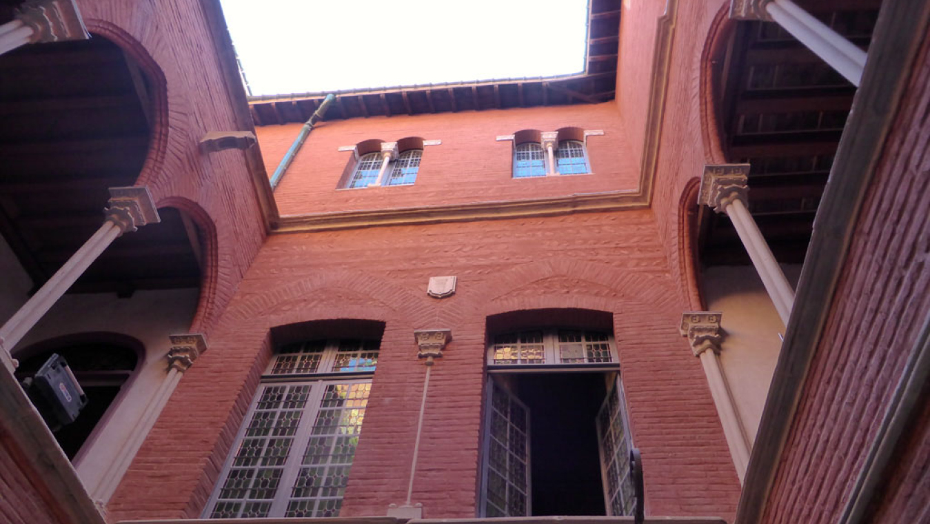 Galerie du premier étage en partie obstruée