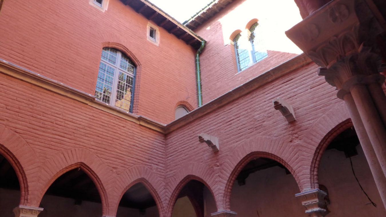 Galerie du premier étage supportant des terrasses