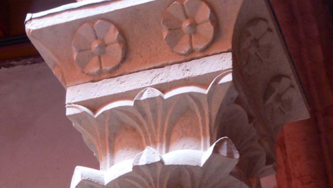 Chapiteau sculpté de la galerie du premier étage