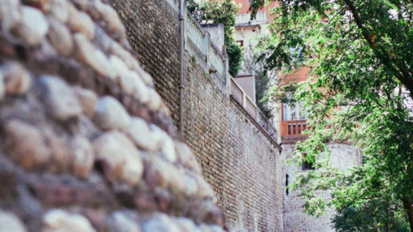 Tours et courtine primitives du XIIIe siècle