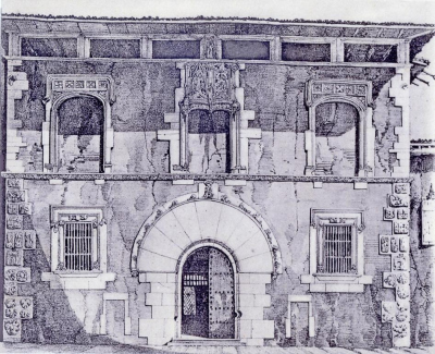 Croquis de la façade sur rue; elle était symétrique avec une frise sculptée continue