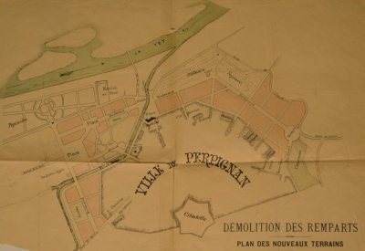 Plan:boulevards et lotissements viennent s'insérer ,sur l'emplacement des remparts, entre les parc-jardins et la vieille ville 