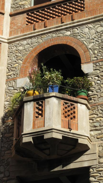 Remplissage du garde corps avec des briques posées avec angles en saillie , fort contraste d'ombre et de lumière