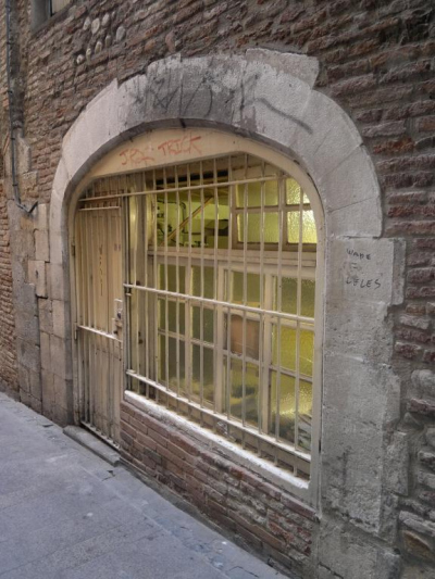 Entrée de la boutique avec son arcature et son étal  de pierre taillée