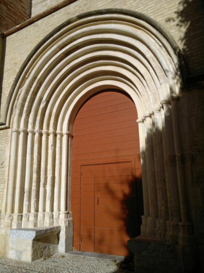 Vue de la porte d'entrée de l'église du couvent: 8 demi colonnes et tores ornent cette entrée