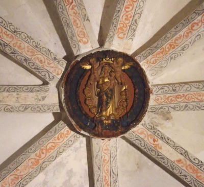 Clef de voûte de l'église conventuelle :vierge dorée tenant Jesus dans les bras, 2anges la couronne