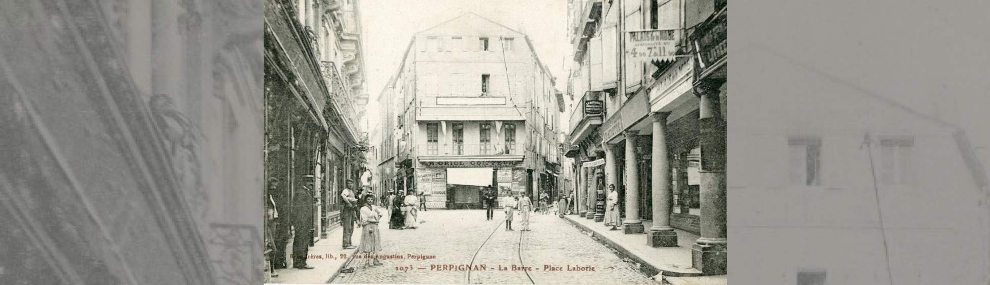 photo ancienne avec la colonnade de la rue de la Barre ,les rails de tram et les pavés