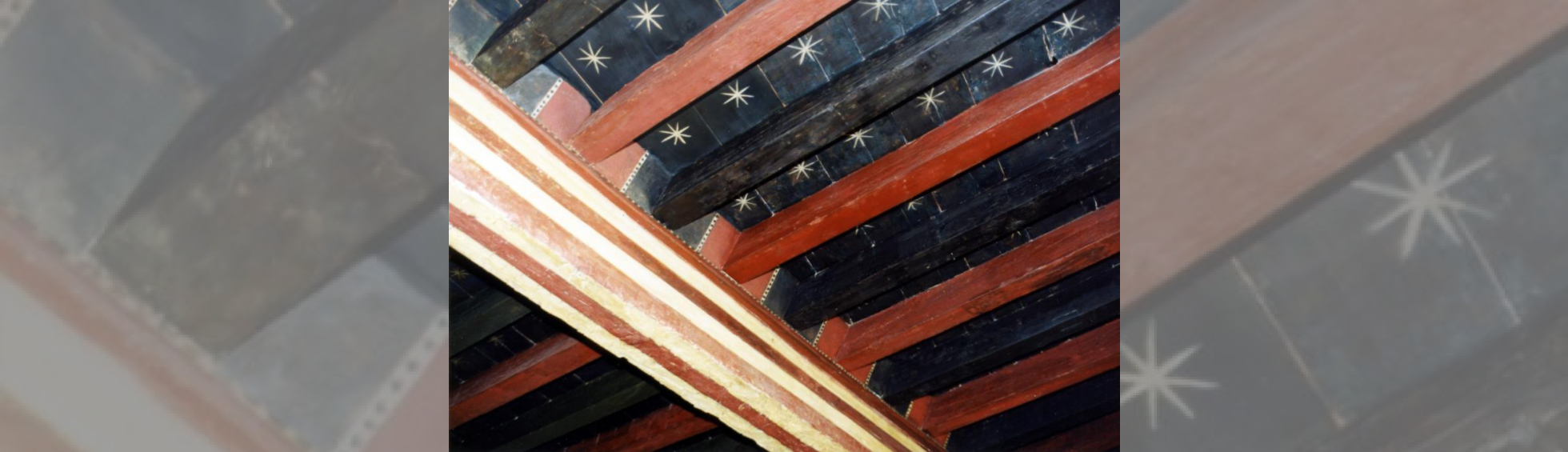 Plafond peint ,poutres rouges ,plafond noir avec étoiles blaches 