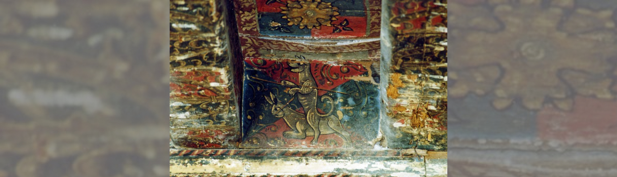 Plafond médieval peint montrant une scène de bestiaire :un renard chevauchant un lapin 