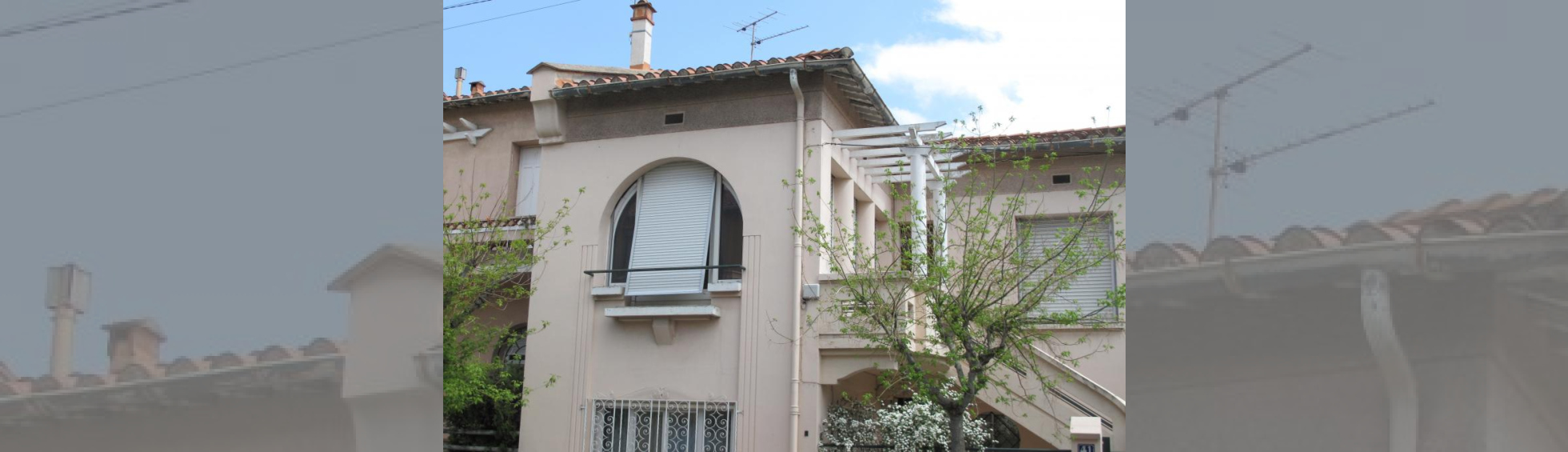 Escalier extérieur mis en valeur par des élements de pergola et rambarde ajourée