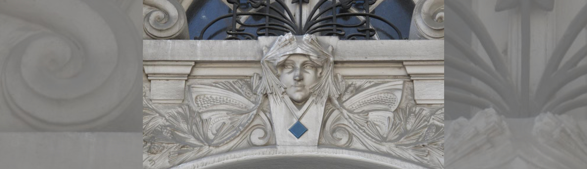 Mascaron  de femme entourée d'aiguilles de pins,