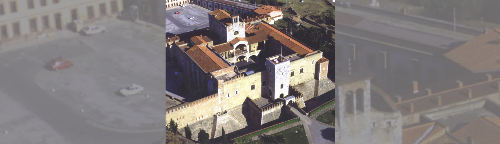 fortifications massives du palais ; chapelles du roi et de la reine, une élégante galerie couverte, la cour intérieure