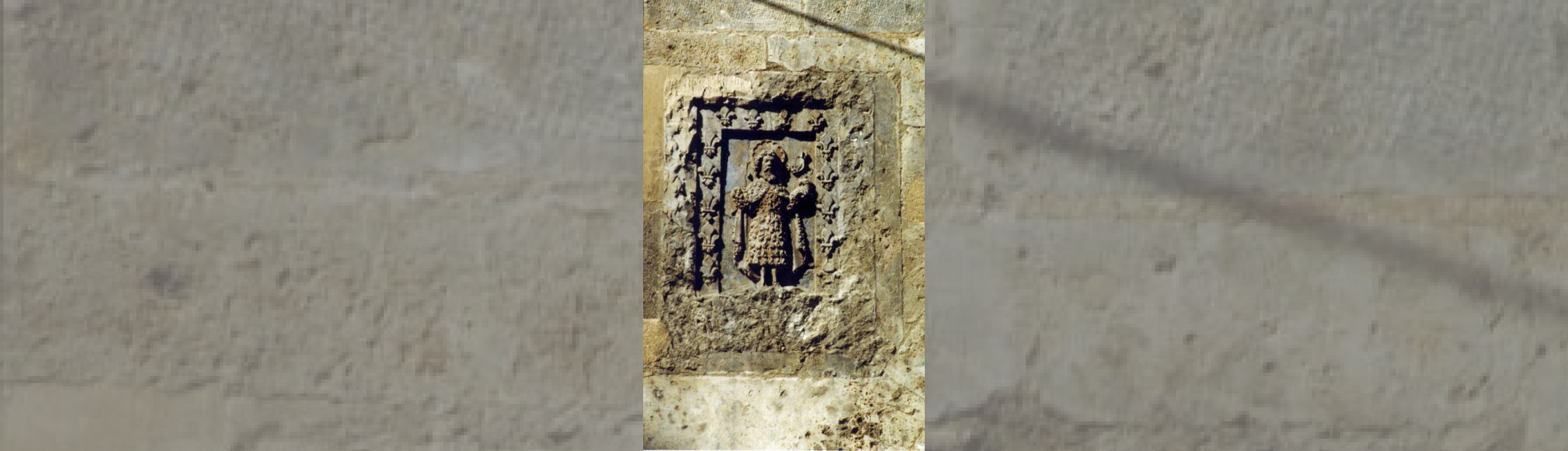 Saint Jean revêtu d'un habit et d'une cape en peau de mouton,tenant un agneau et auréolé d'une coquille,fleurs de lys autour