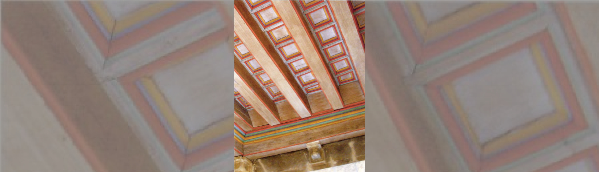 Plafond à caisson avec moulures peintes de différentes couleurs 