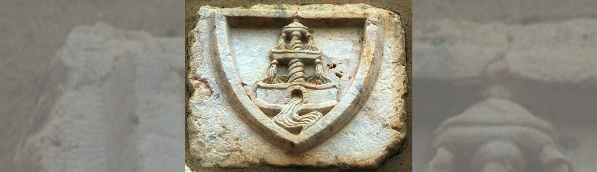 Détail du blason sculpté de la famille Font:une fontaine avec colonne torsadée , 4 jets un déversoir et un canal de rejet