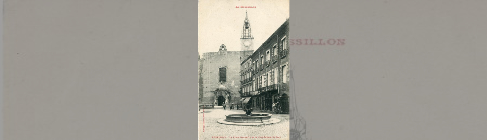 photo ancienne:La Cathédrale et son porche précédés d'un parvis surélévé de 3 marches par rapport à la place 