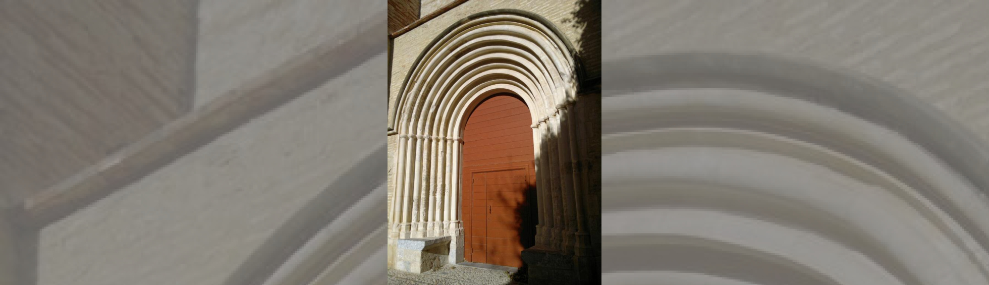 Vue de la porte d'entrée de l'église du couvent: 8 demi colonnes et tores ornent cette entrée