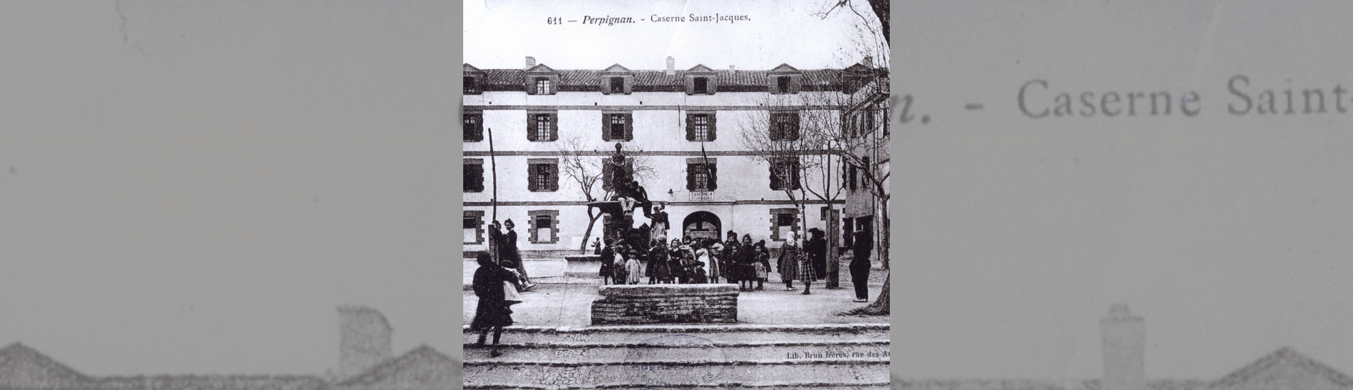 La place du puig: esplanade surélévée par rapport à la rue avec de nombreux enfants jouant