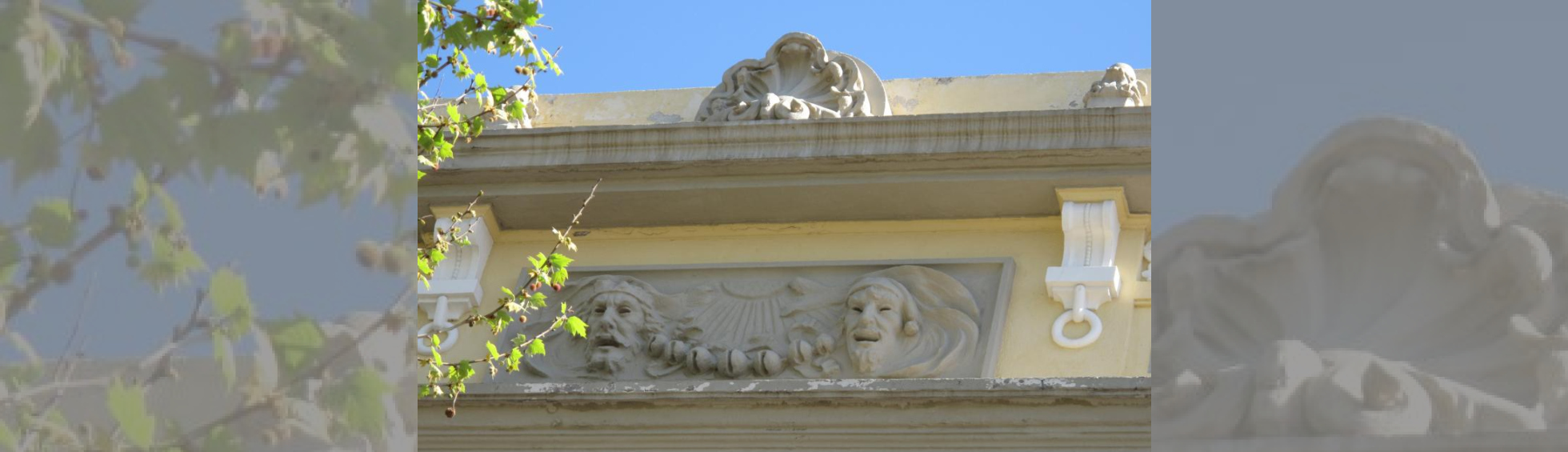 Décors de 2 masques de comédie antique reliés par des grelots ,symboles des bouffons 