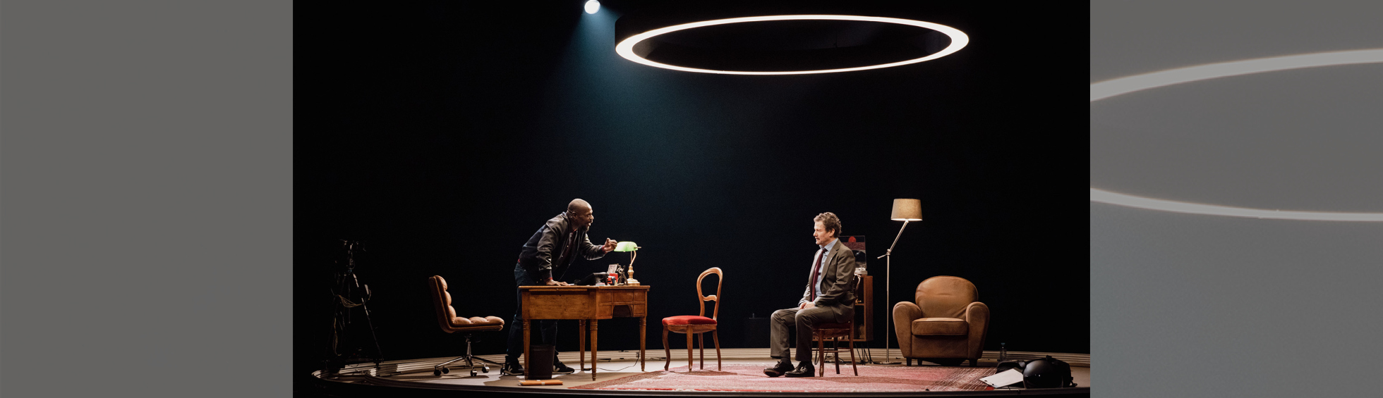 Photo N°1 : THÉÂTRE - À HUIS CLOS