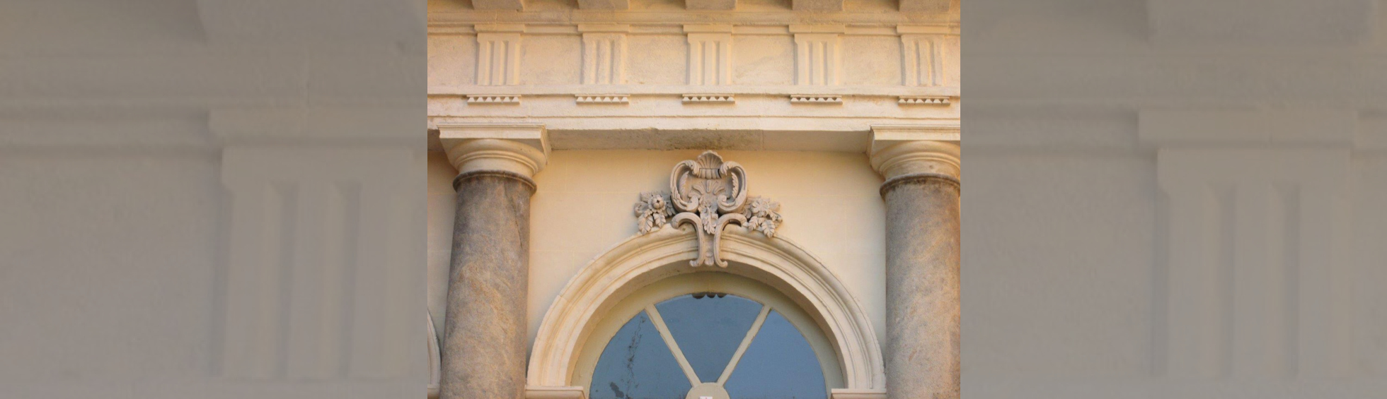 Détail de façade restaurée L'enduit sur la brique a été restitué ,les décors floarux ont été consolidés.