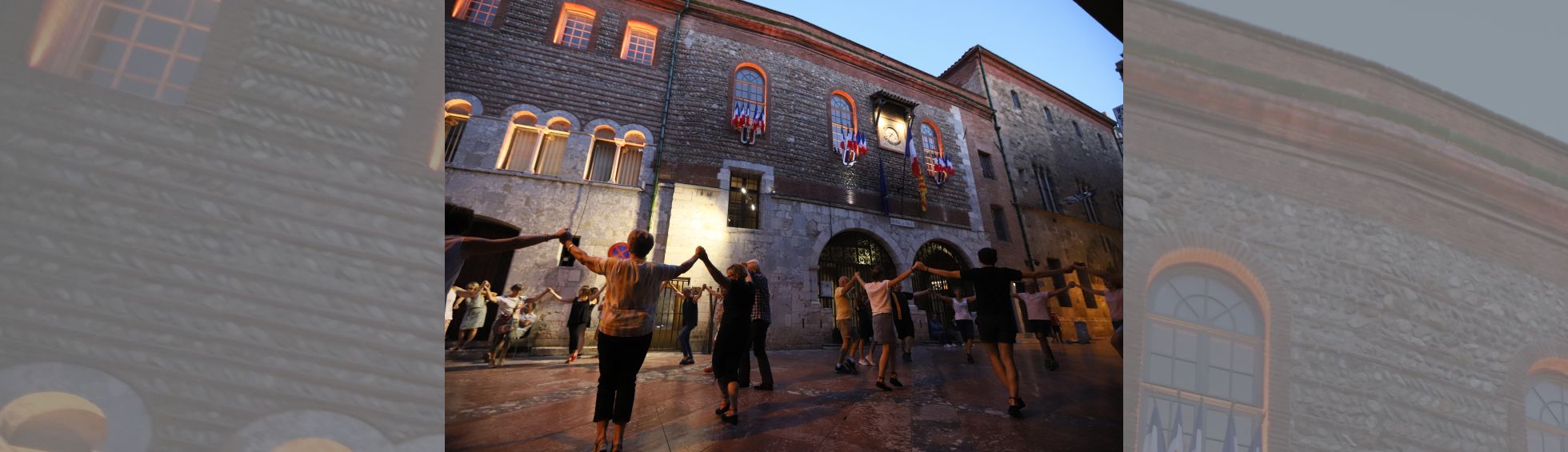 Danse Sardane sur la place de la Loge