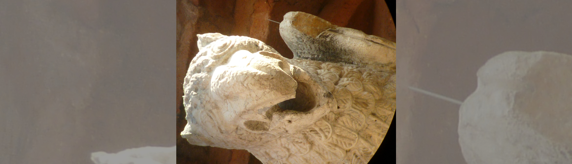 A l'intérieur du patio : gargouille en forme de tête d'aigle 