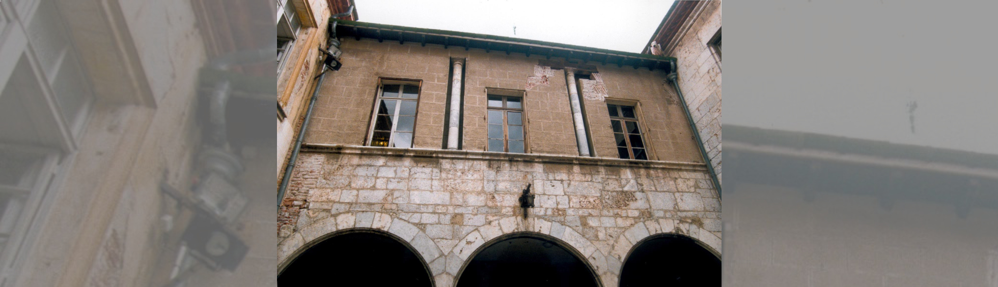 Photo pris dans le pation:Façade 1999 avant ouverture de la loggia