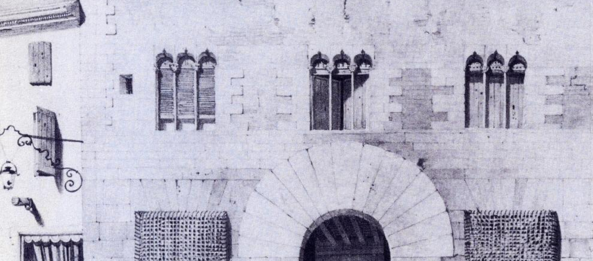 Entrée monumentale avec grand claveaux  et baies trigéminées à l'étage