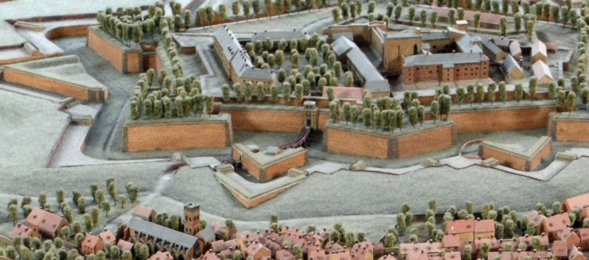 Plan relief avec L'église Notre-Dame de la Réal au pied de l'entrée de la citadelle.