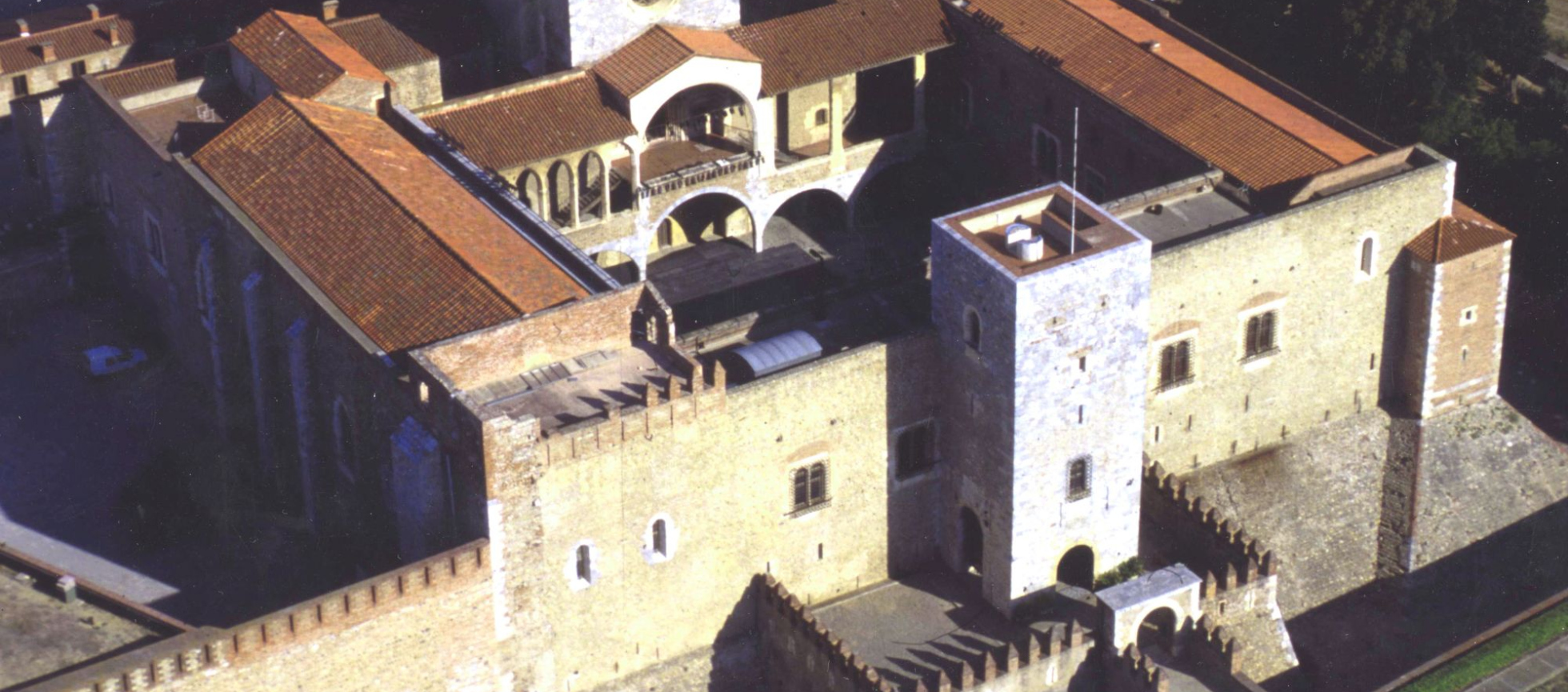 fortifications massives du palais ; chapelles du roi et de la reine, une élégante galerie couverte, la cour intérieure