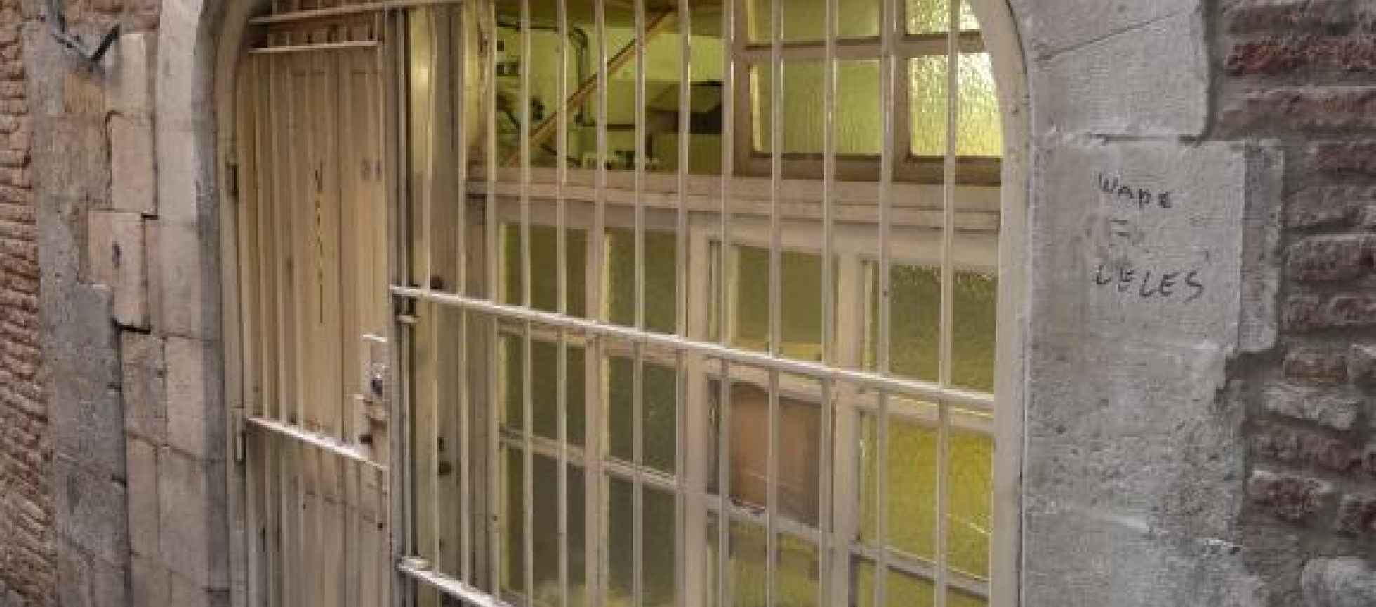 Entrée de la boutique avec son arcature et son étal  de pierre taillée